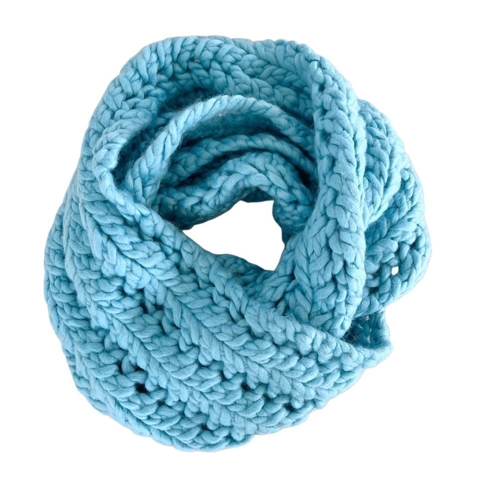 ZED Handmade Wool Turquoise Infinity Scarf